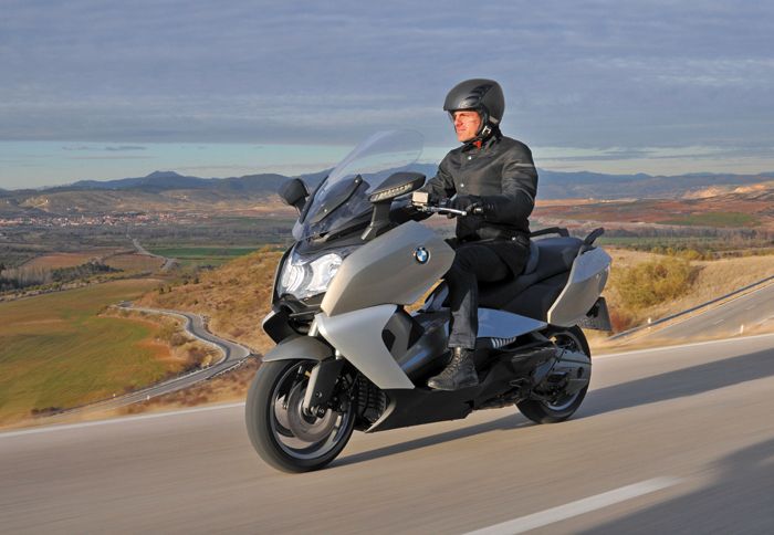 Η ψηλή ζελατίνα της BMW C 650 GT ρυθμίζεται ηλεκτρονικά και προσφέρει μεγάλη προστασία. 